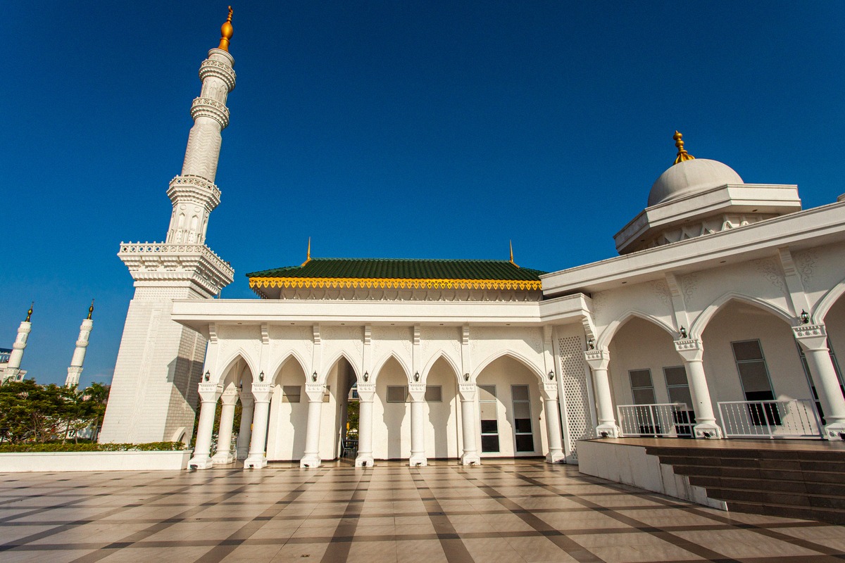 Gebäude im malaiisch-islamischen Stil mit grüner Kuppel in Batam Centre