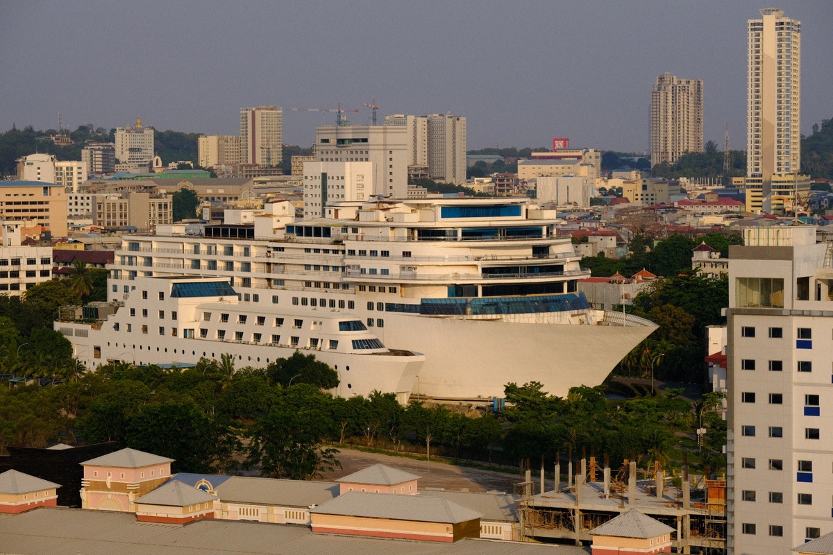 Hotelbau in Schiffsform an der Harbour Bay auf Batam