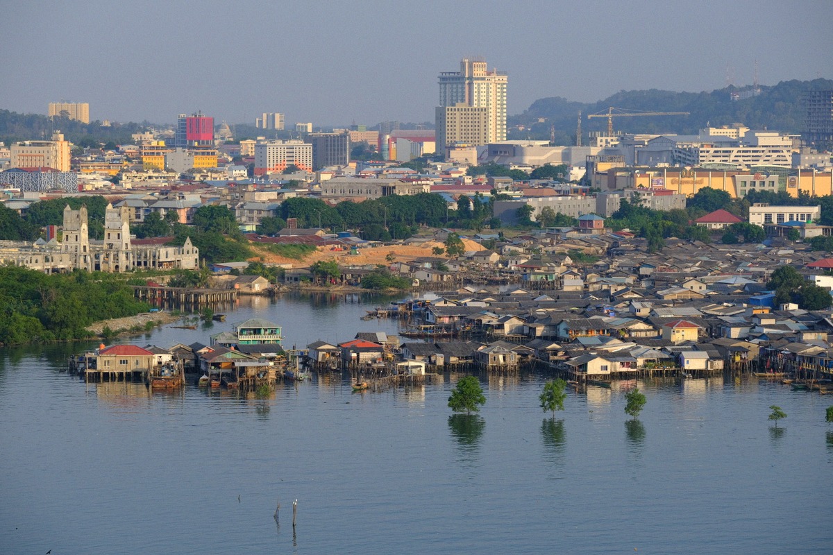 Blick über eine Bucht mit Pfahlbauten auf die Stadt Batam, bei Harbour Bay
