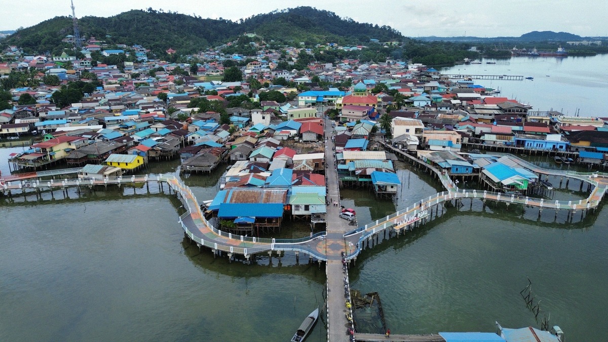 Aerial view of the stilt village of Tanjung Riau in Sekupang, Batam