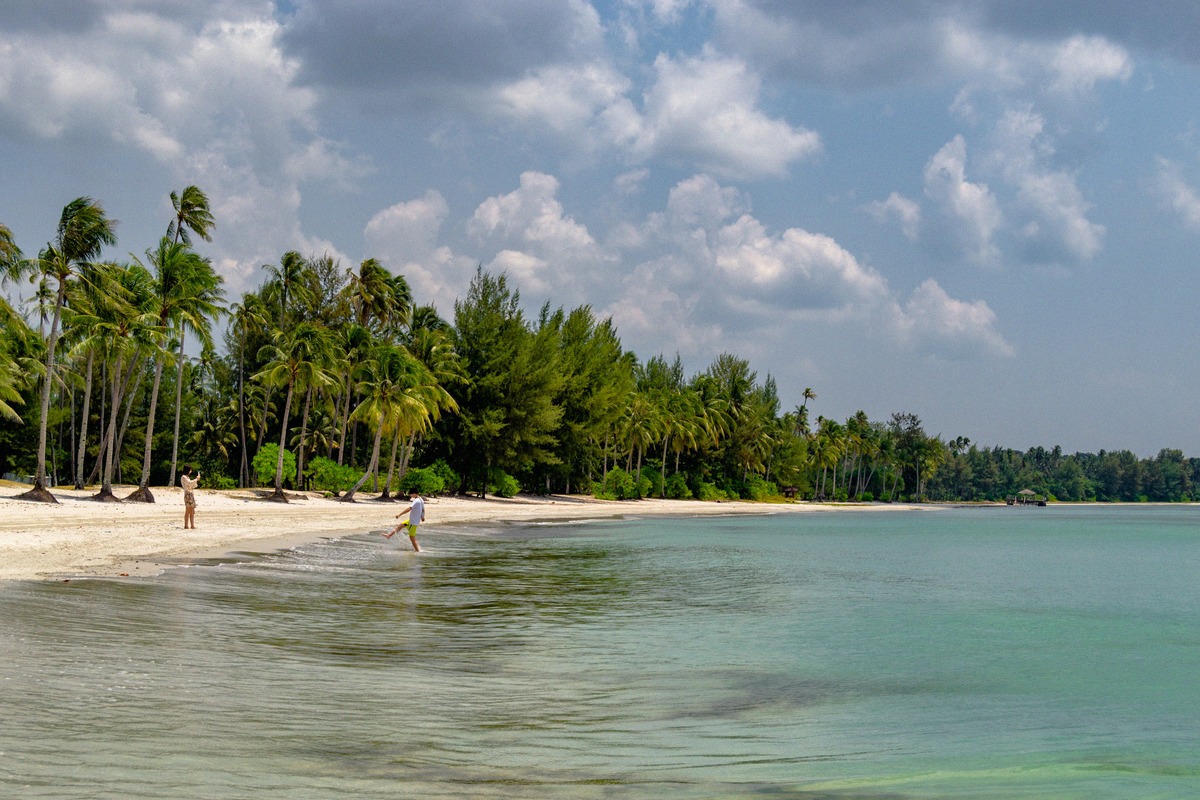 Strand mit Kokospalmen an der Lagoi Bay auf Bintan