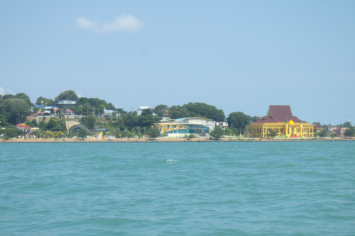 Uferpromenade von Tanjung Pinang auf Bintan, vom Meer aus gesehen
