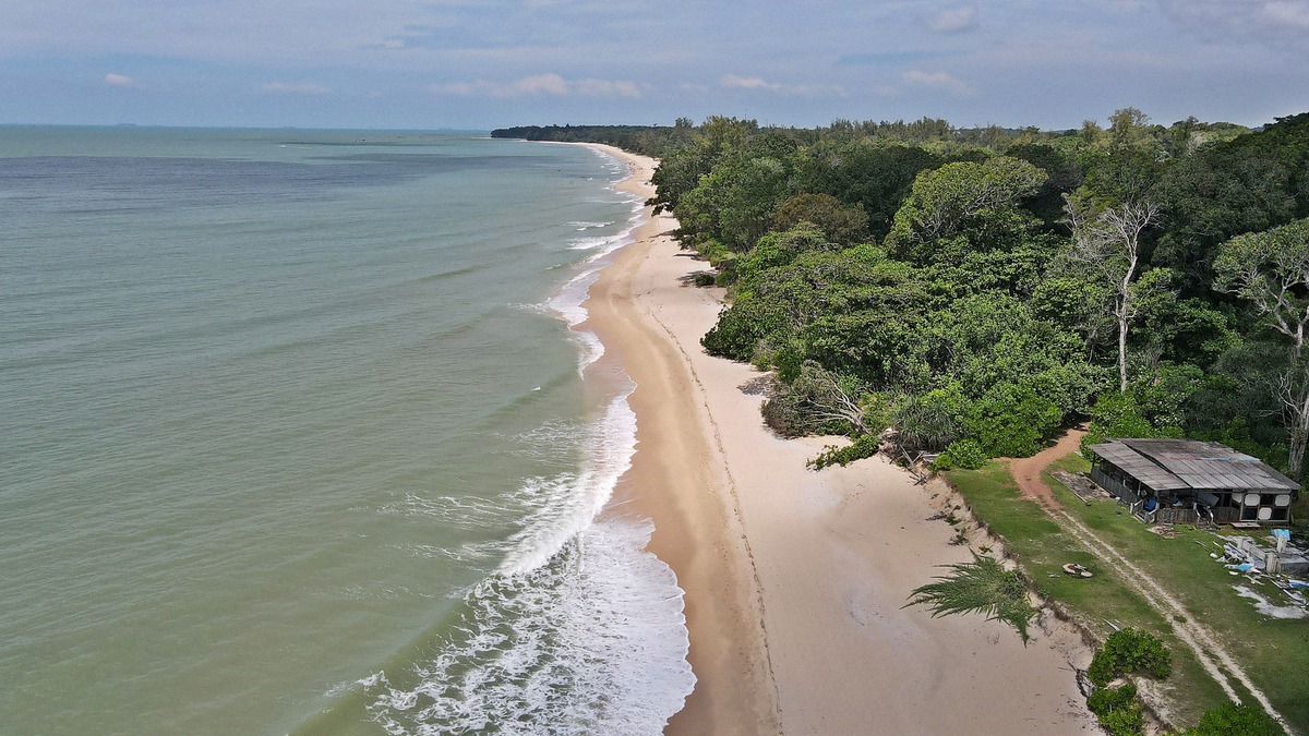Luftbild des Strands von Desaru in Johor