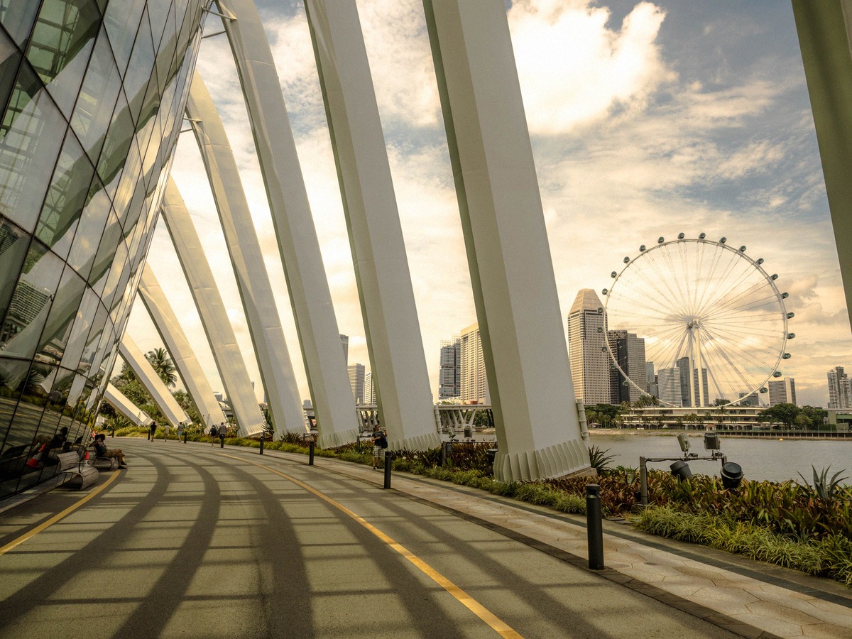 Fußweg in den Gardens by the Bay mit dem Singapore Flyer