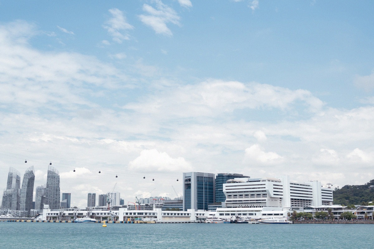 HarbourFront vom Wasser aus gesehen, mit VivoCity und der Sentosa-Seilbahn