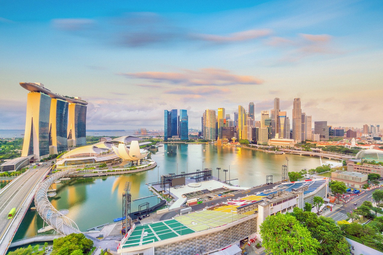 Marina Bay in Singapur mit Marina Bay Sands und der Skyline der Stadt