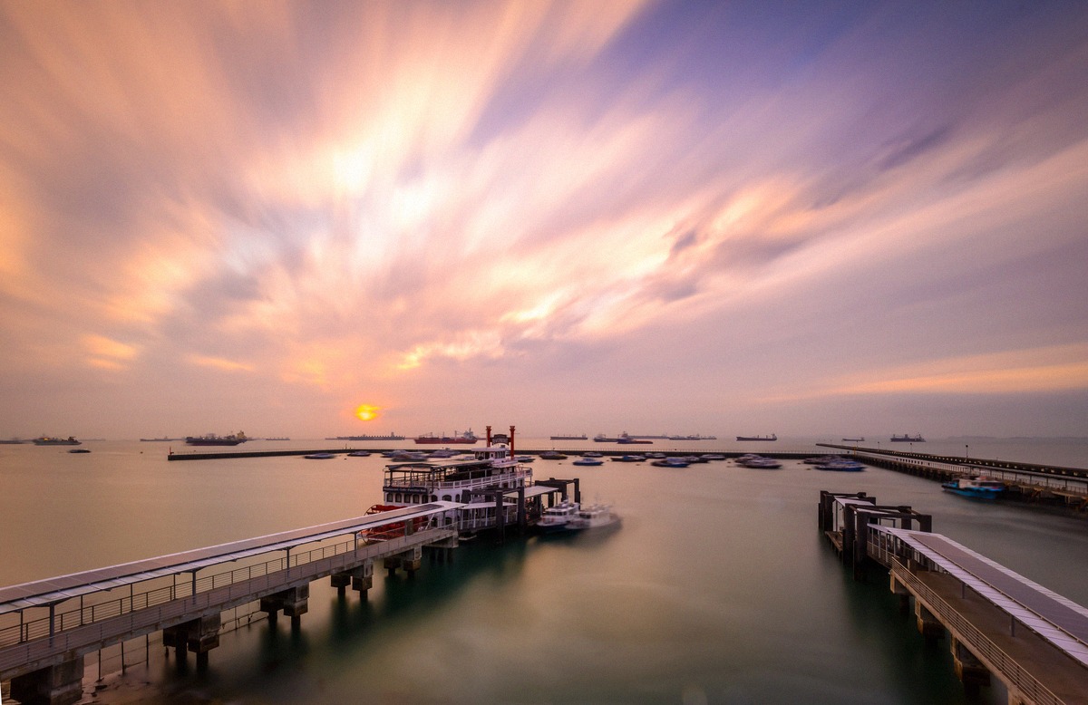 Marina South Pier bei Sonnenaufgang, mit überdachten Stegen und Booten an den Pontons